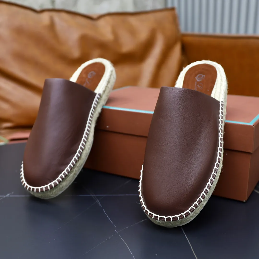 Men's Men's Shoes💰540💰Loro piana Naha Men's Slippers This fashionable sandal is crafted from smooth cow leather and has interlaced straps for a modern three-dimensional texture. Lightweight yet strong, smooth leather balances modern appeal with time-honored quality. Viewed from every angle, the embossed and polished appearance shows meticulous craftsmanship. Ergonomically cushioned insole, covered with nappa leather, with matching upper and natural polished sole. Cowhide upper + rubber outsole Size: 38-44 (customized for 45-46)